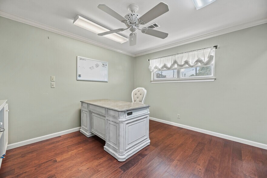 More Photos Of 1001 Avenue B, Katy Storefront Retail Office For Lease