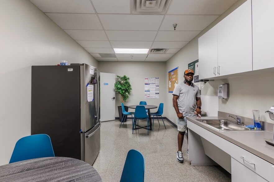 More Photos Of 11410-11420 Mathis Ave, Farmers Branch Distribution For Lease