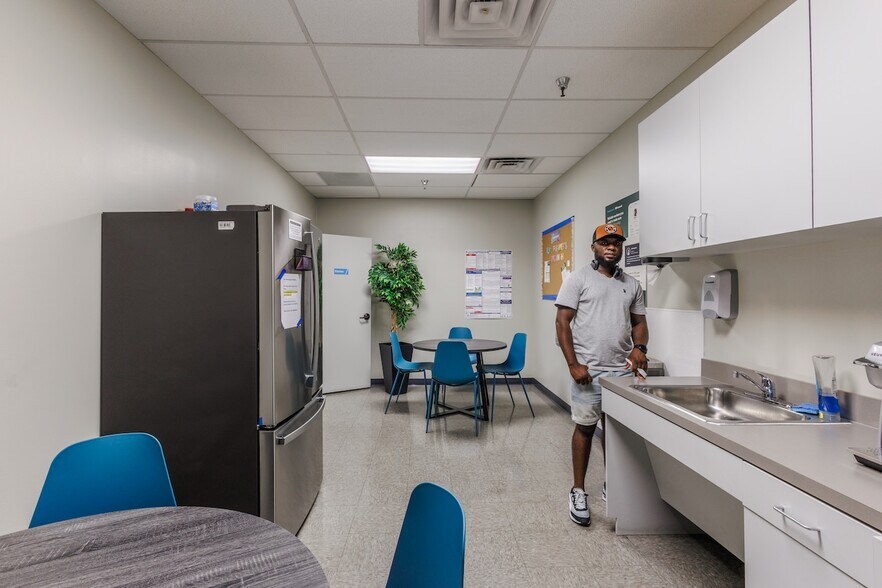 More Photos Of 11410-11420 Mathis Ave, Farmers Branch Distribution For Lease