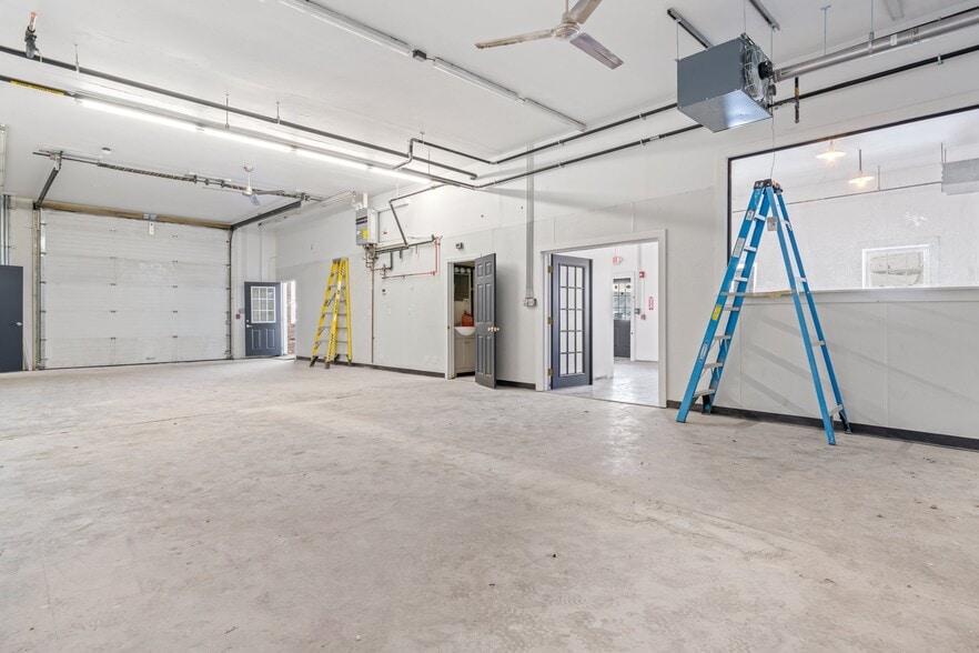 More Photos Of 894 Lafayette Rd, Seabrook Warehouse For Lease