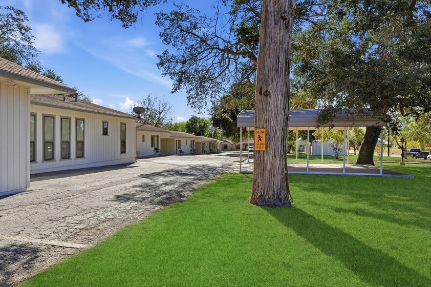 More Photos Of 1016 N Ave E, Shiner Hotel For Sale