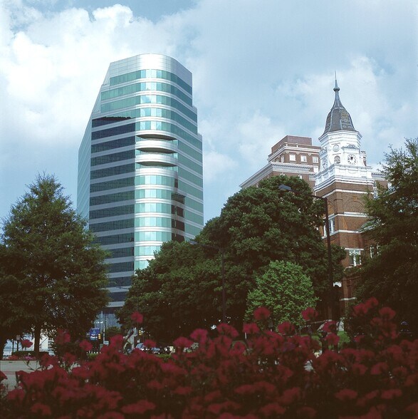 More Photos Of 900 S Gay St, Knoxville Office For Lease