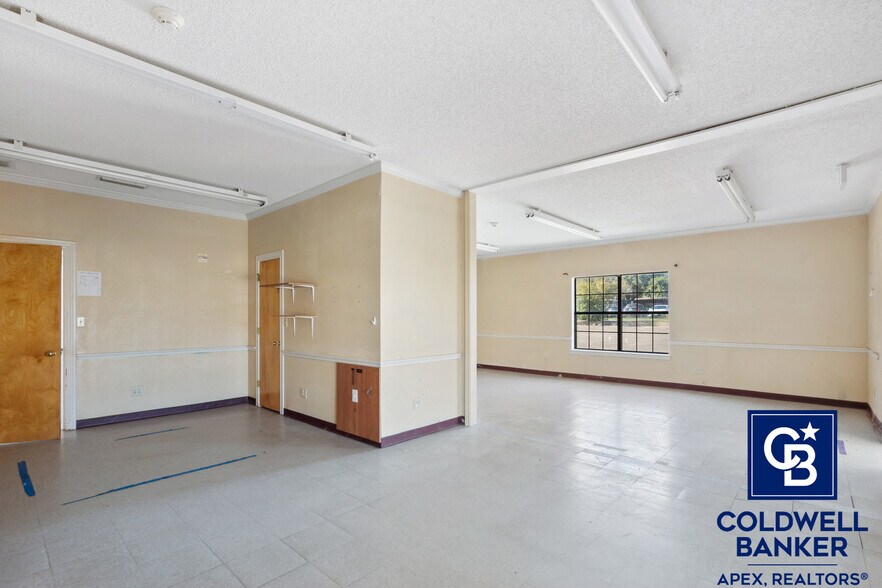 More Photos Of 302 Lincoln Park Dr, Cleburne Medical For Sale