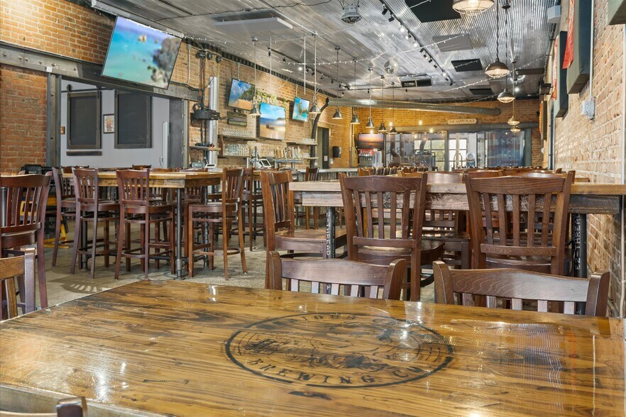 More Photos Of 451 S Thompson Ave, Excelsior Springs Bar For Sale