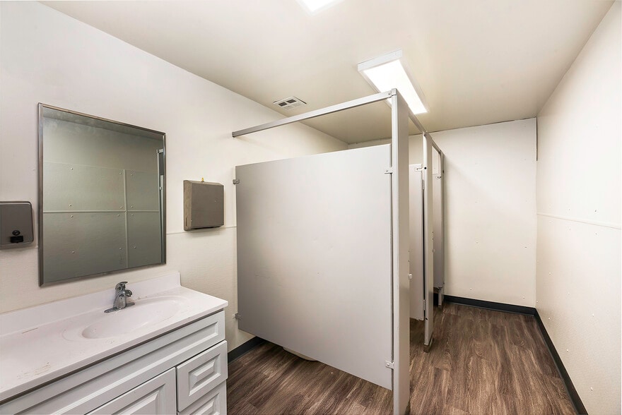 More Photos Of 1550 E Burnett St, Signal Hill Unknown For Lease