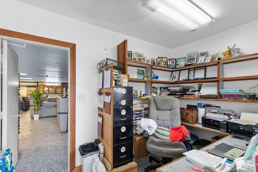 More Photos Of 10699 Aviation Blvd, Marathon General Retail For Sale