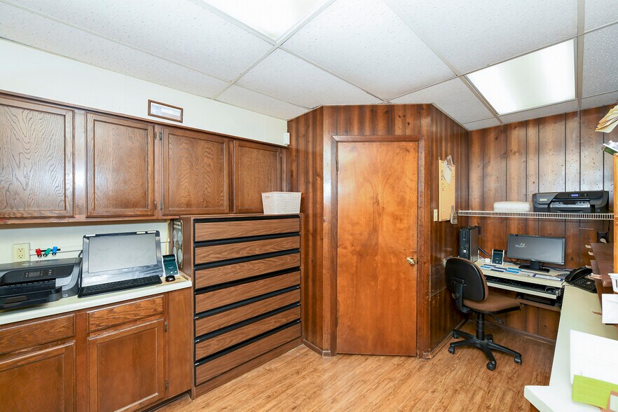 More Photos Of 13039 Nacogdoches Rd, San Antonio Veterinarian Kennel For Sale