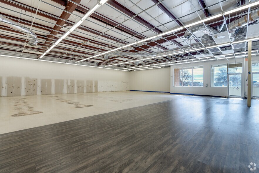 More Photos Of 5252 W Vickery Blvd, Fort Worth Showroom For Lease