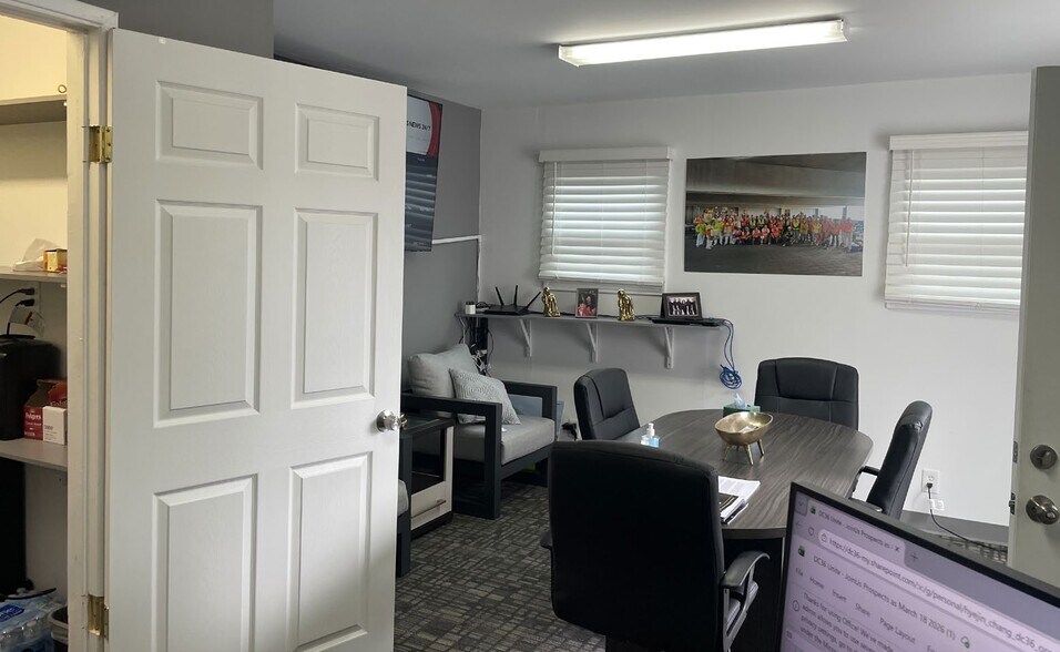 More Photos Of 219 W Manchester Blvd, Inglewood Office For Sale