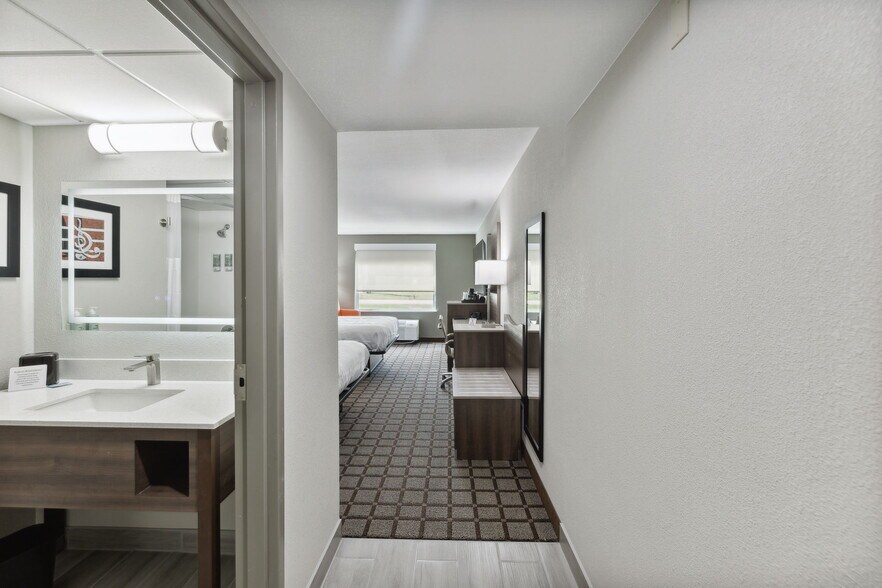 More Photos Of 126 Expressway Dr, Manchester Hotel For Sale