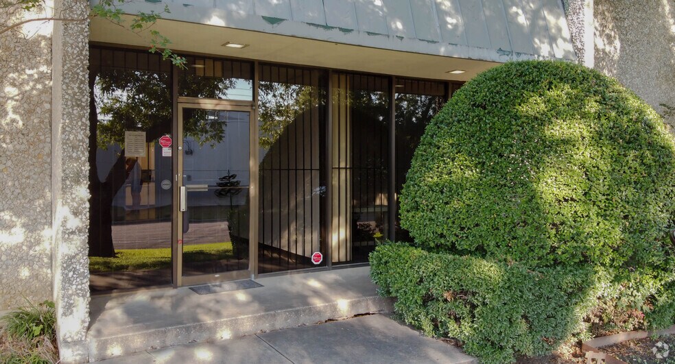 More Photos Of 1321-1343 Round Table Dr, Dallas Warehouse For Lease