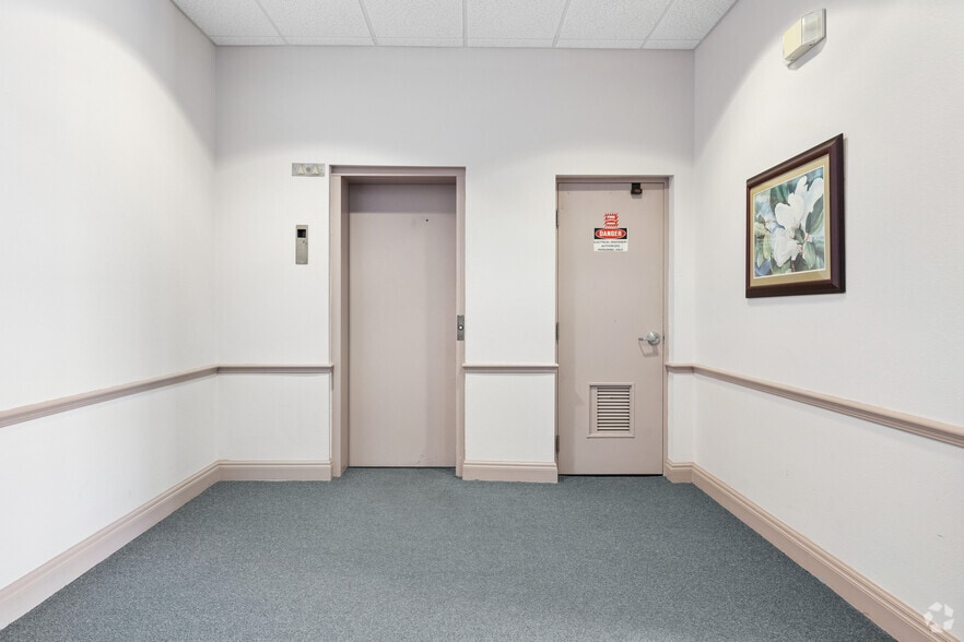 More Photos Of 1670 Main St, Sarasota Religious Facility For Sale