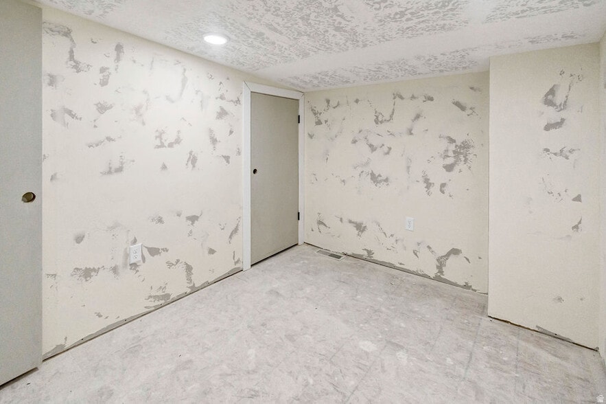 More Photos Of 46 S Center St, Elsinore Industrial For Sale