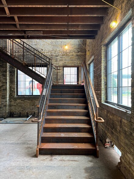 More Photos Of 3600 W Pierce St, Milwaukee Showroom For Lease