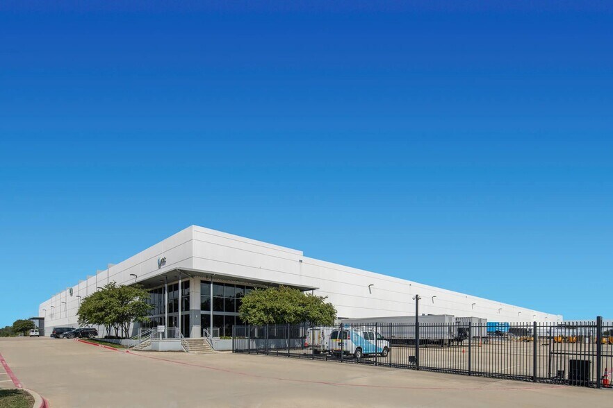More Photos Of 705 E Wildlife Pky, Grand Prairie Warehouse For Lease
