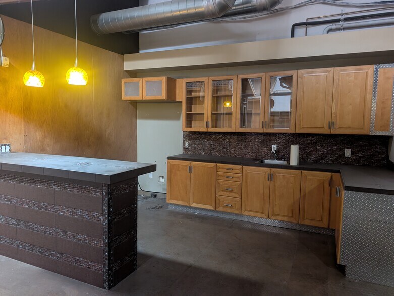 More Photos Of 7107-7139 Telegraph Rd, Montebello Warehouse For Sale