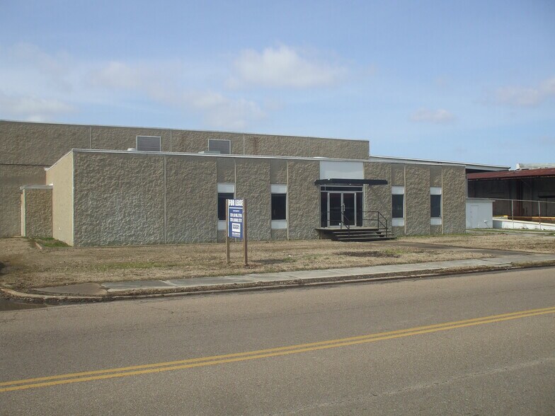 More Photos Of 105 S Missouri St, Jackson Warehouse For Lease