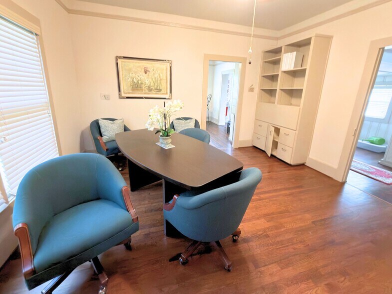 More Photos Of 902 W Pearl St, Granbury Office For Lease