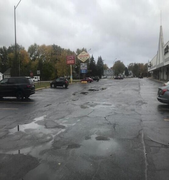 More Photos Of 411-423 Michigan St, Algonac Unknown For Lease