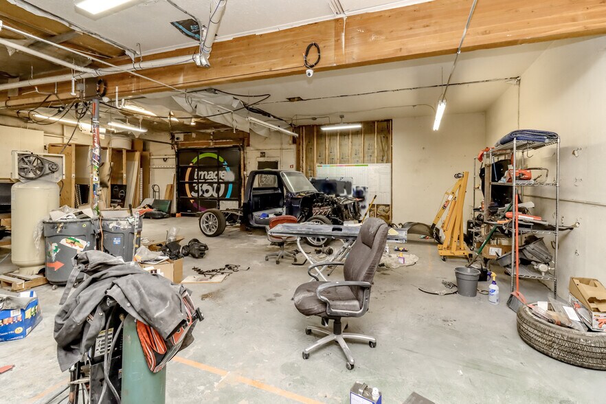 More Photos Of 3838 S Warner St, Tacoma Flex For Lease