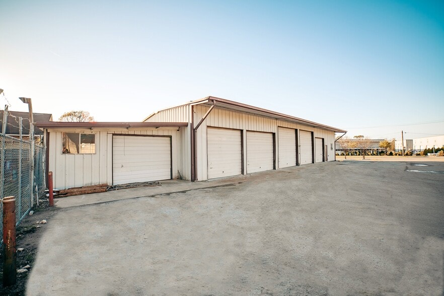 More Photos Of 809 Old Montgomery Rd, Conroe Auto Repair For Lease