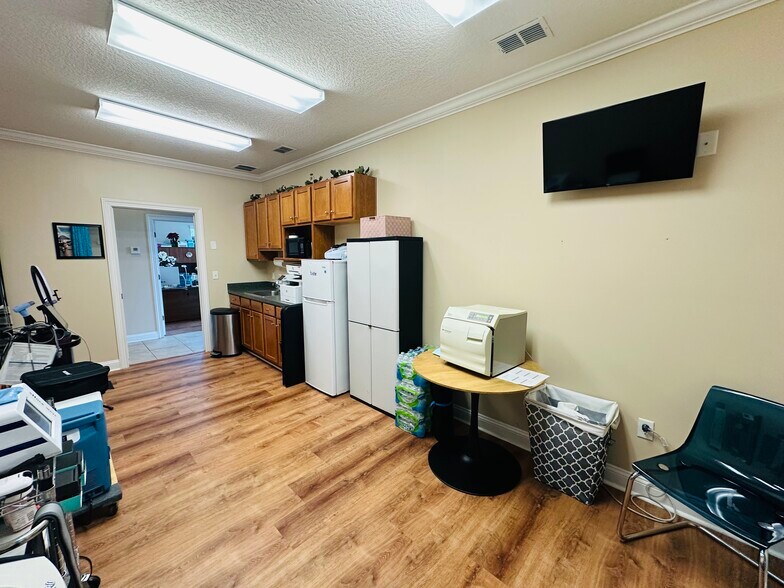 More Photos Of 305 Kingsley Lake Dr, Saint Augustine Medical For Lease