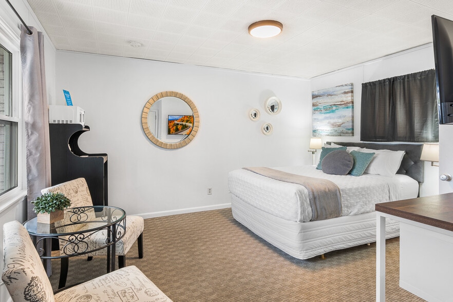 More Photos Of 488 South St, Green Lake Hotel For Sale