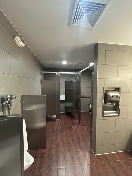 More Photos Of 14B Royal Rd, Flemington Hotel For Lease