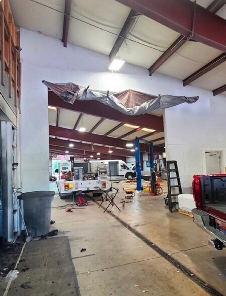 More Photos Of 8812 Kingston Pike, Knoxville Warehouse For Lease