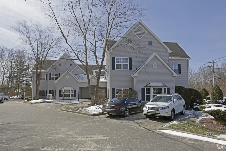 More Photos Of 28 N Country Rd, Mount Sinai Medical For Lease