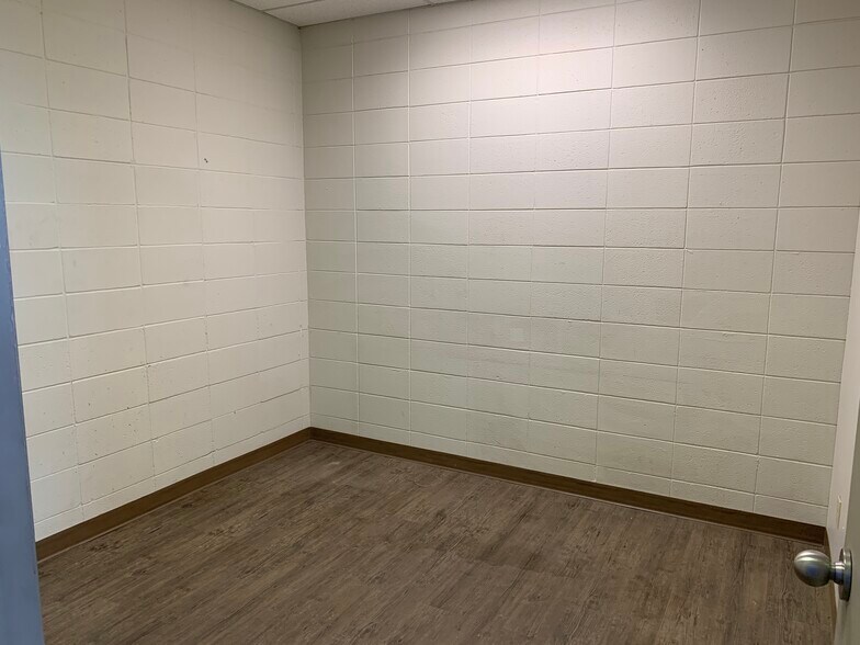 More Photos Of 8703-8727 53rd Ave NW, Edmonton Flex For Lease