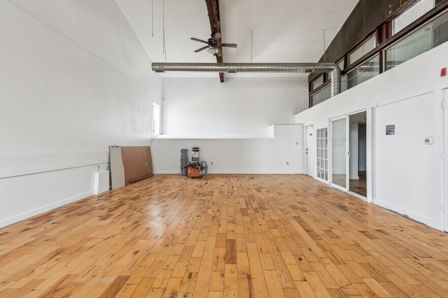 More Photos Of 3475 Collins St, Philadelphia Warehouse For Lease