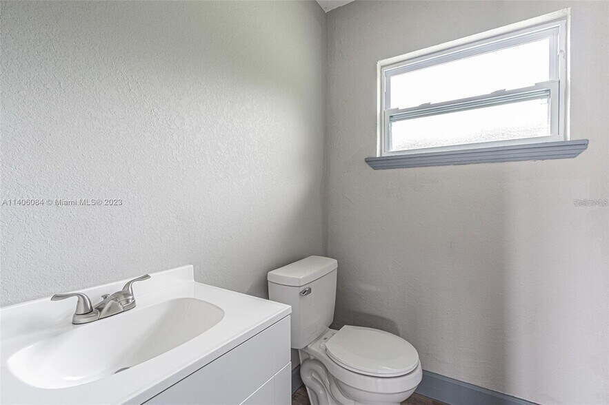 More Photos Of 4623-4625 Land O Lakes Blvd, Land O' Lakes Freestanding For Sale