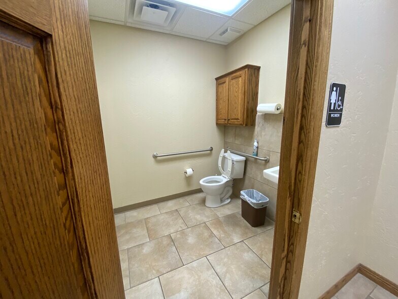 More Photos Of 5500 Bluebird St, Amarillo Storefront For Sale