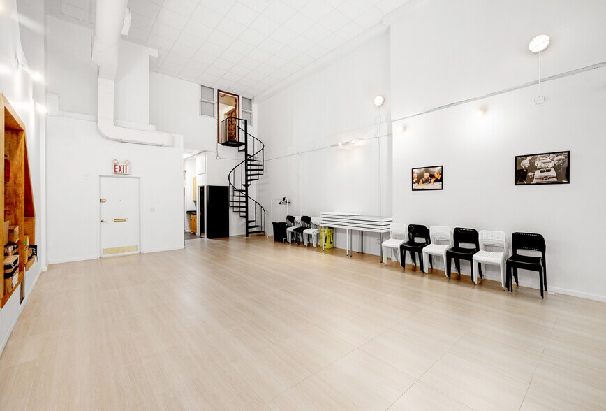 More Photos Of 424 W 49th St, New York Apartments For Sale