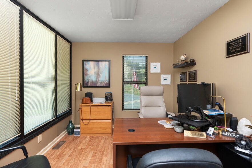 More Photos Of 829 Greenville Ave, Staunton Office For Sale