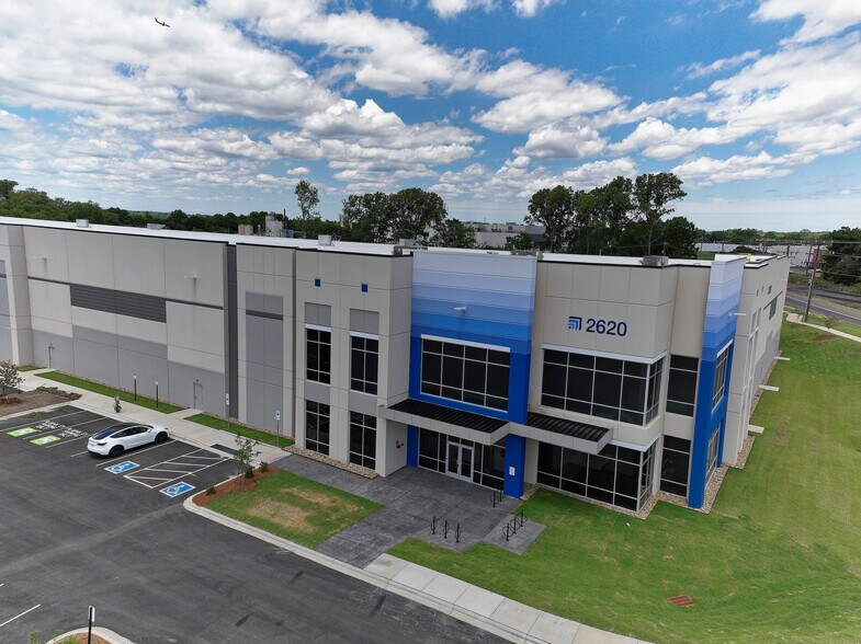 More Photos Of 2620 Nevada Blvd, Charlotte Distribution For Lease