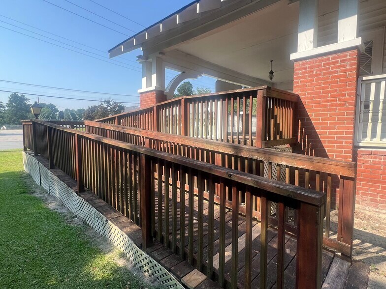 More Photos Of 512 Sunset Ave, Clinton Office For Sale