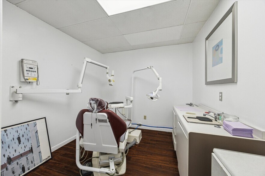 More Photos Of 6910 Bellaire Blvd, Houston Office For Sale