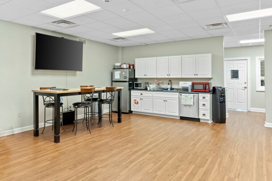 More Photos Of 3705 Kennett Pike, Greenville Office For Lease