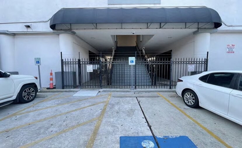 More Photos Of 9440 Bellaire Blvd, Houston Unknown For Lease