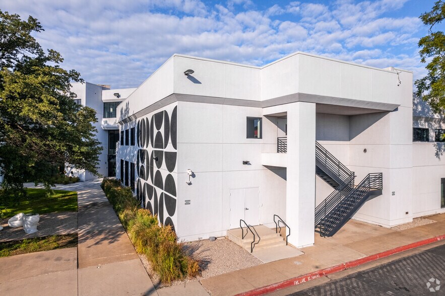 More Photos Of 4621 Ross Ave, Dallas Office For Lease