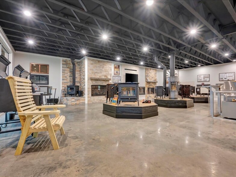 More Photos Of 9343 S US Highway 69, Huntington Showroom For Sale