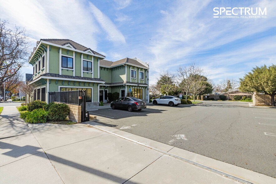 More Photos Of 22621 Lyons Ave, Santa Clarita Medical For Sale