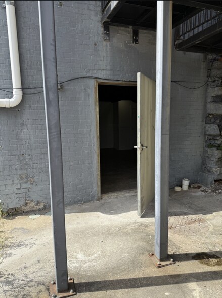 More Photos Of 29 Public Sq, Lawrenceburg General Retail For Lease