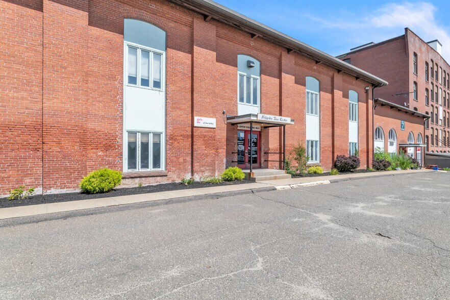 More Photos Of 4 Open Square Way, Holyoke Showroom For Lease