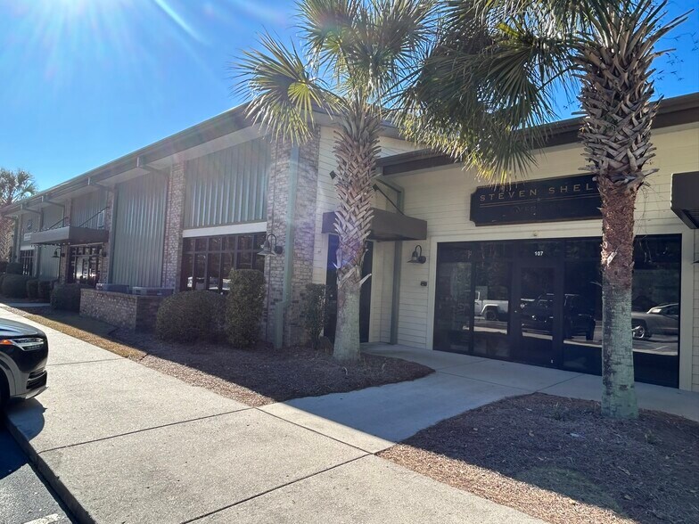 More Photos Of 547 Long Point Rd, Mount Pleasant Flex For Lease