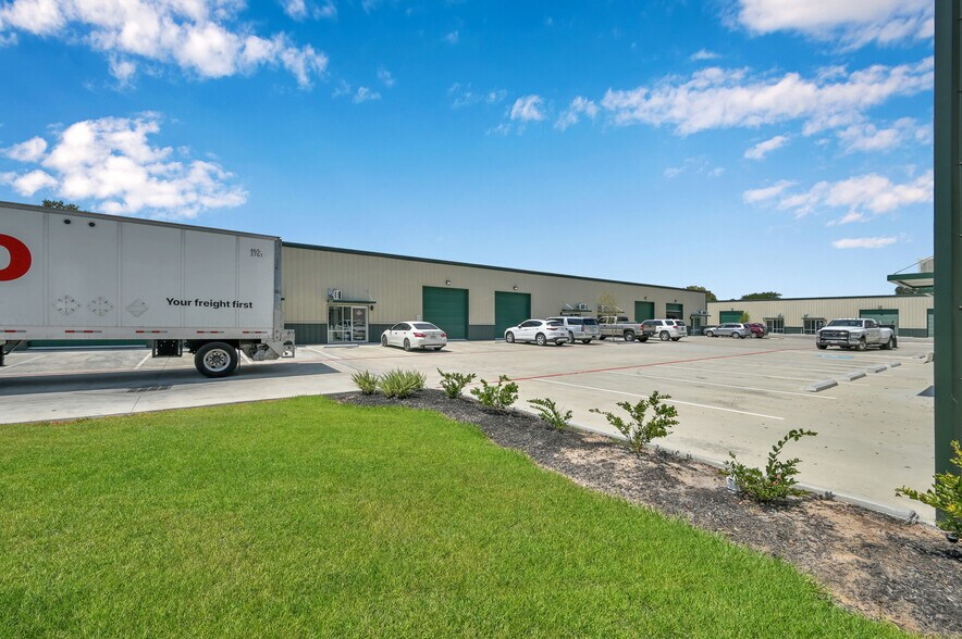 More Photos Of 503 Hufsmith, Tomball Warehouse For Lease