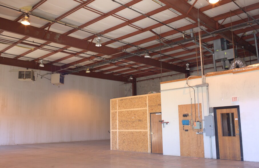 More Photos Of 2004 Lamar Dr, Round Rock Warehouse For Lease