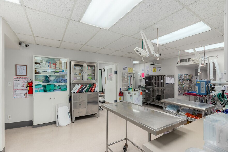 More Photos Of 20 W Dunlap Rd, Phoenix Veterinarian Kennel For Sale